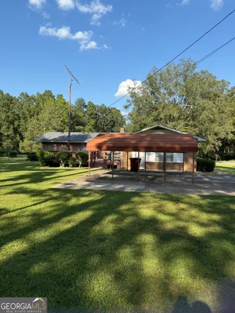 a view of a yard with a house