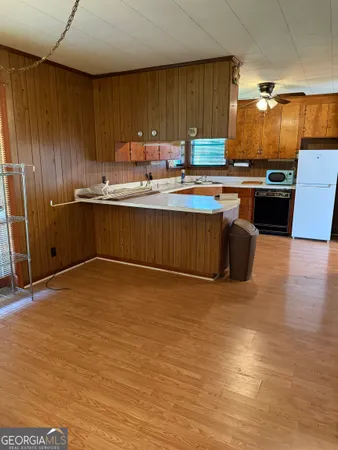 a view of livingroom with furniture