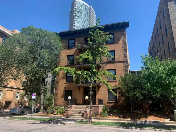 $1,695 | 1401 Willow Street, Unit 2, Minneapolis, MN 55403