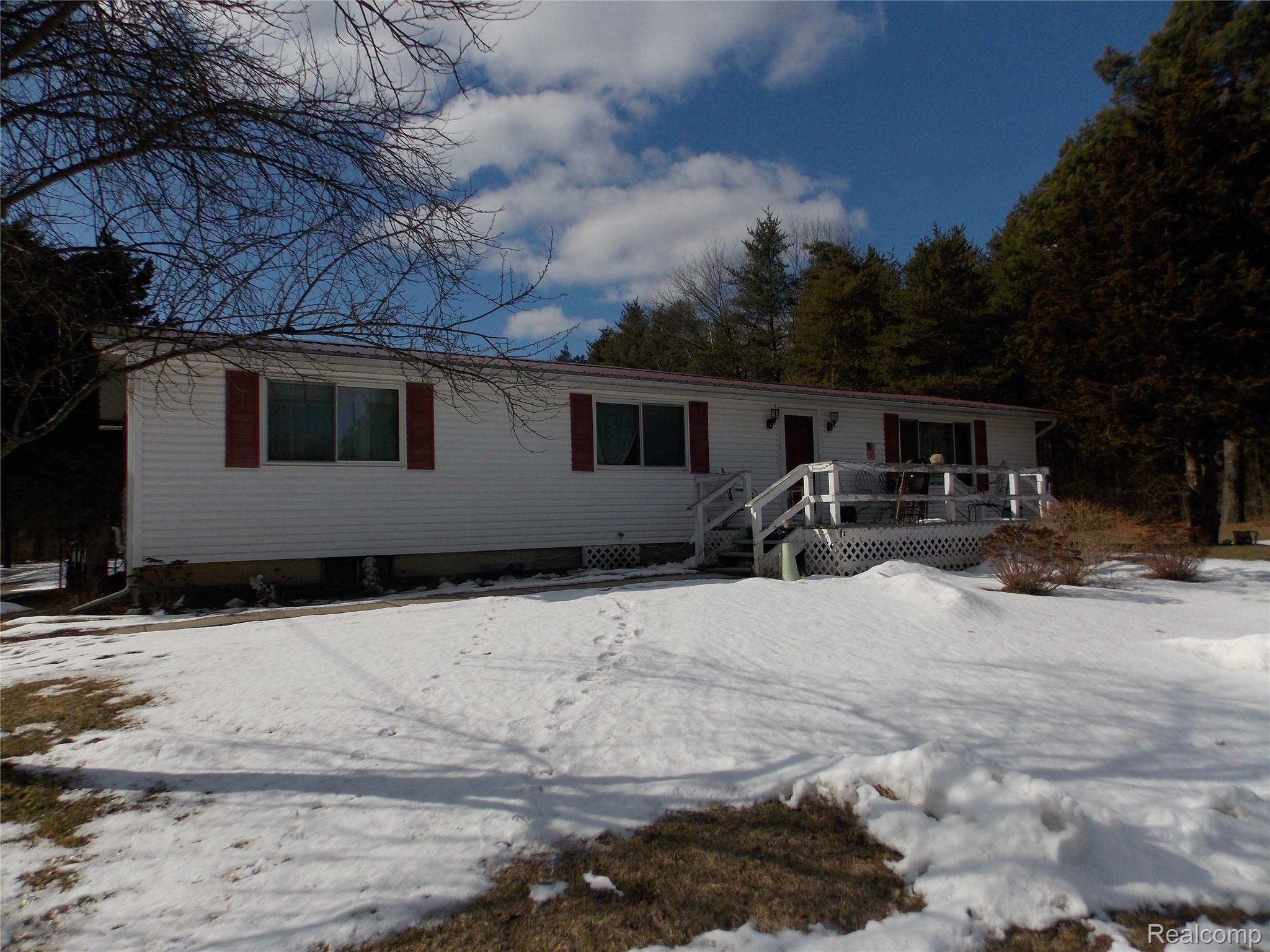 629 North Wilder Road Lapeer, MI 48446 - Photo 2 of 19 DSCN3510.JPG