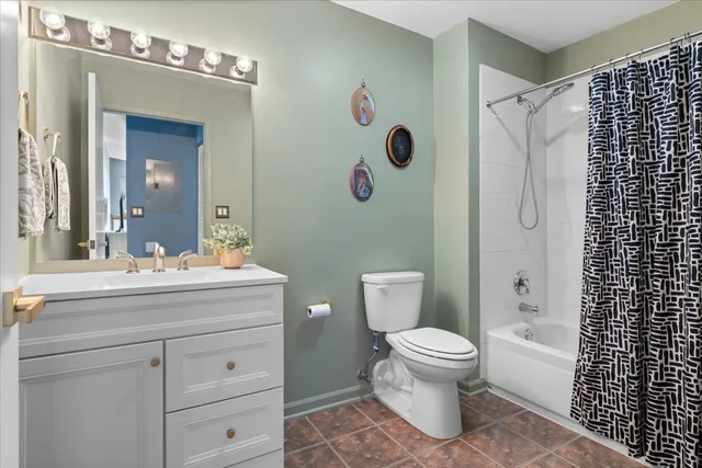 $435,000 | 2337 West Wolfram Street, Unit 514, Chicago, IL 60618