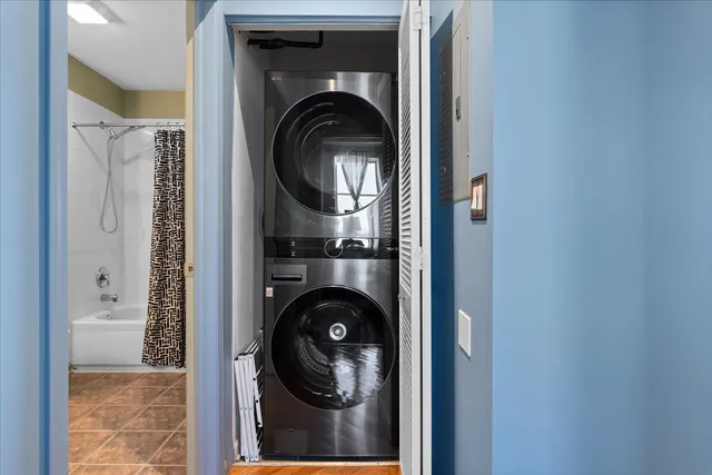 $435,000 | 2337 West Wolfram Street, Unit 514, Chicago, IL 60618