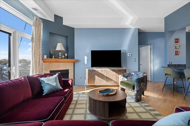 $435,000 | 2337 West Wolfram Street, Unit 514, Chicago, IL 60618