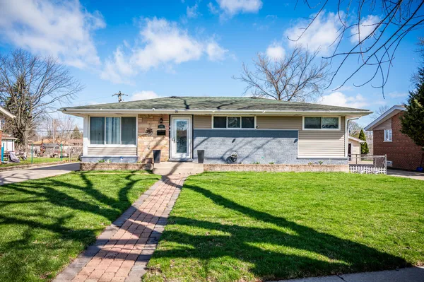 $369,000 | 340 East Drake Avenue, Addison, IL 60101