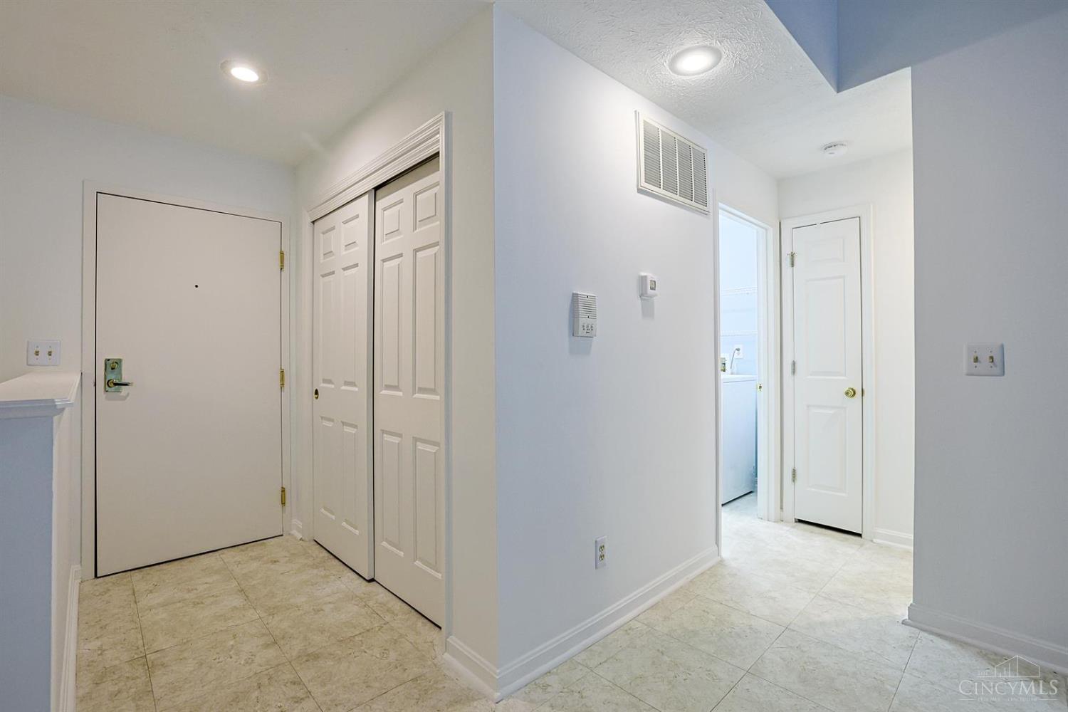 4341 Regency Ridge Court, Unit 303 Cincinnati, OH 45248 - Photo 4 of 25