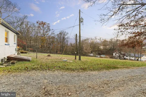 a view of a dry yard