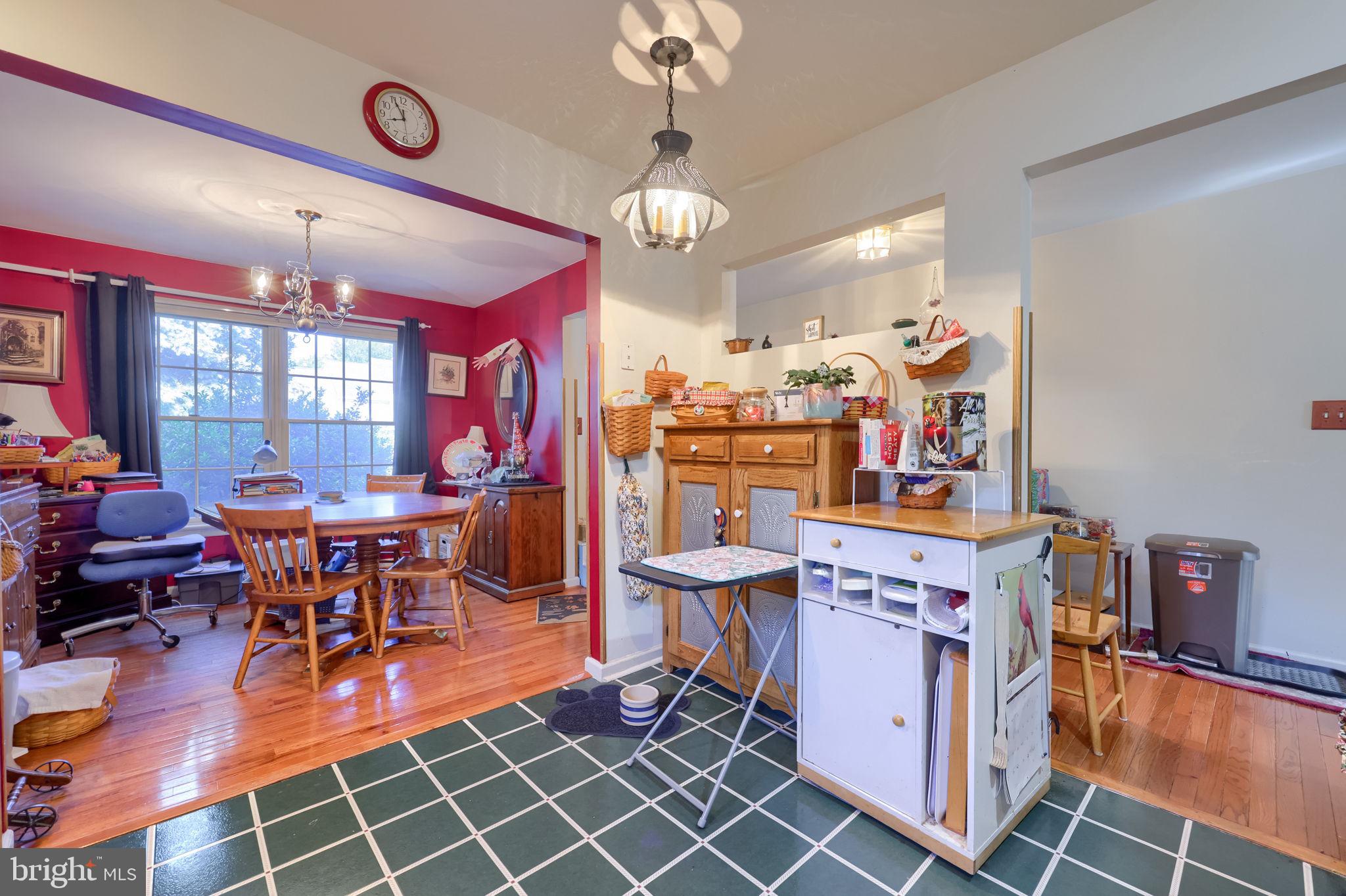 17 Georgetown Court Mountville, PA 17554 - Photo 11 of 32 Charming kitchen with vibrant accents.