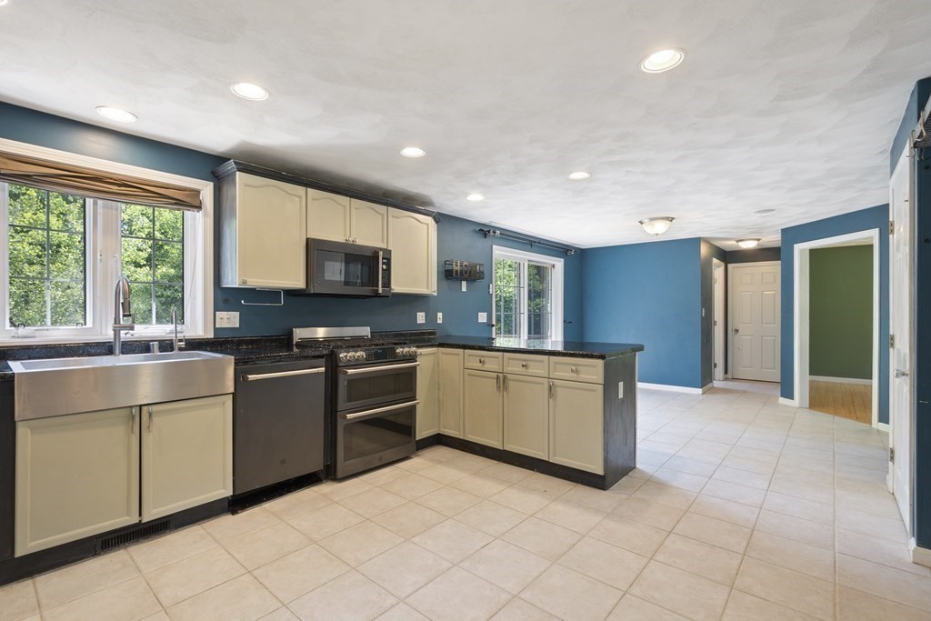 6 Chestnut Way Methuen, MA 01844 - Photo 8 of 42 Gallery Image 8