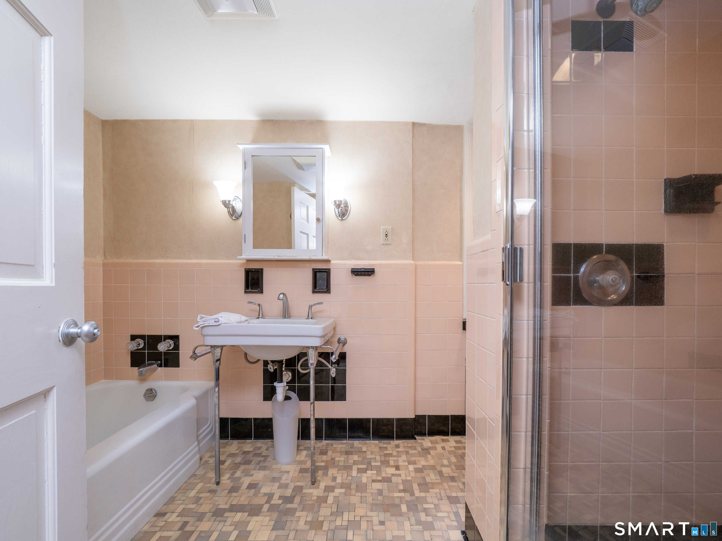 340 Sturges Ridge Road Wilton, CT 06897 - Photo 23 of 40 a bathroom with a bathtub sink and toilet