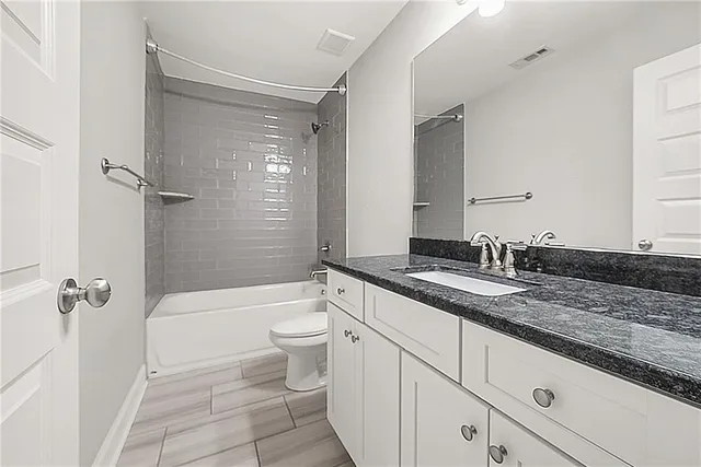 a view of an empty room with a ceiling fan