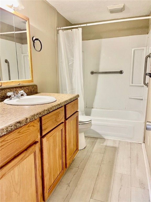86114 Harry Green Road Yulee, FL 32097 - Photo 6 of 24 a bathroom with a sink a mirror and a bathtub