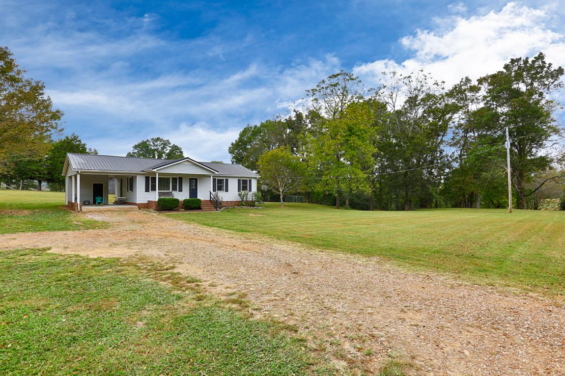 954 Veto Road Prospect, TN 38477 - Photo 4 of 23 a front view of house with yard and green space