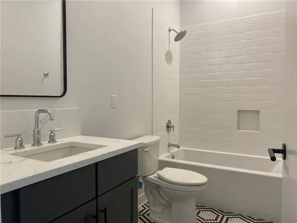 $2,200 | 3969 Tchoupitoulas Street, Unit D, New Orleans, LA 70115
