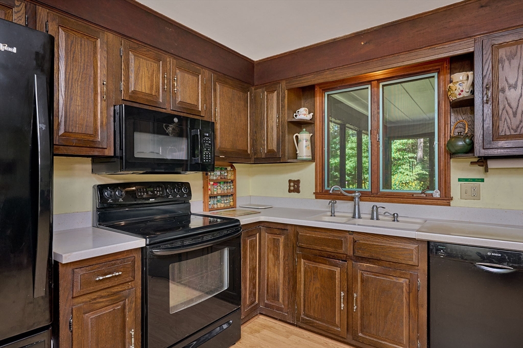 127 Pomeroy Meadow Road Southampton, MA 01073 - Photo 8 of 42 Gallery Image 8