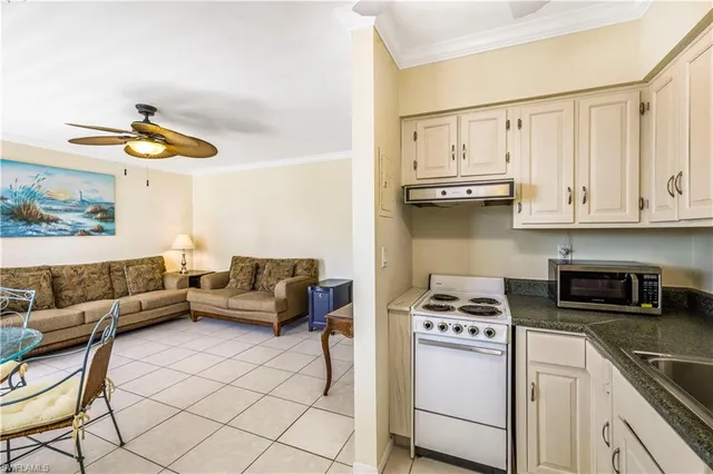 $1,600 | 190 North Collier Boulevard, Unit S9, Marco Island, FL 34145