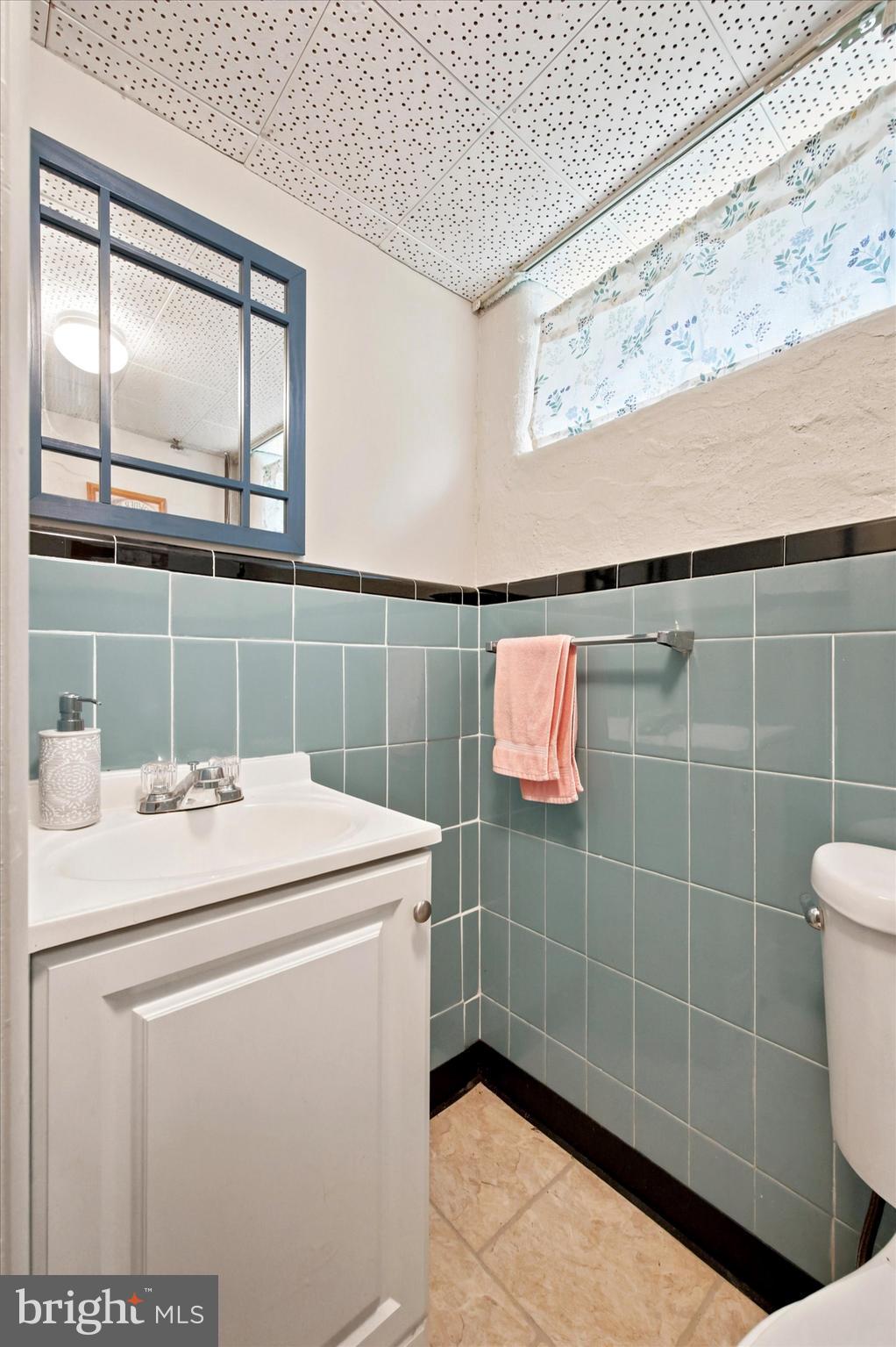 276 Ellis Road Havertown, PA 19083 - Photo 29 of 36 Powder room in lower level