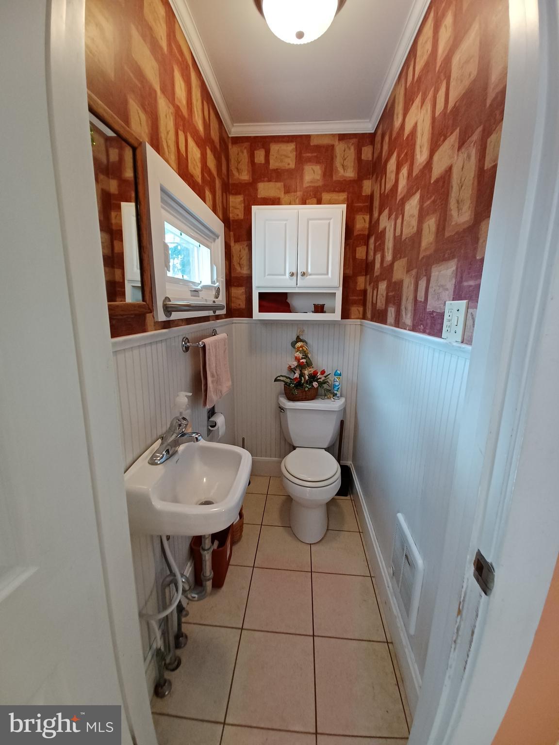 174 Niantic Road Barto, PA 19504 - Photo 7 of 35 Cute half bath