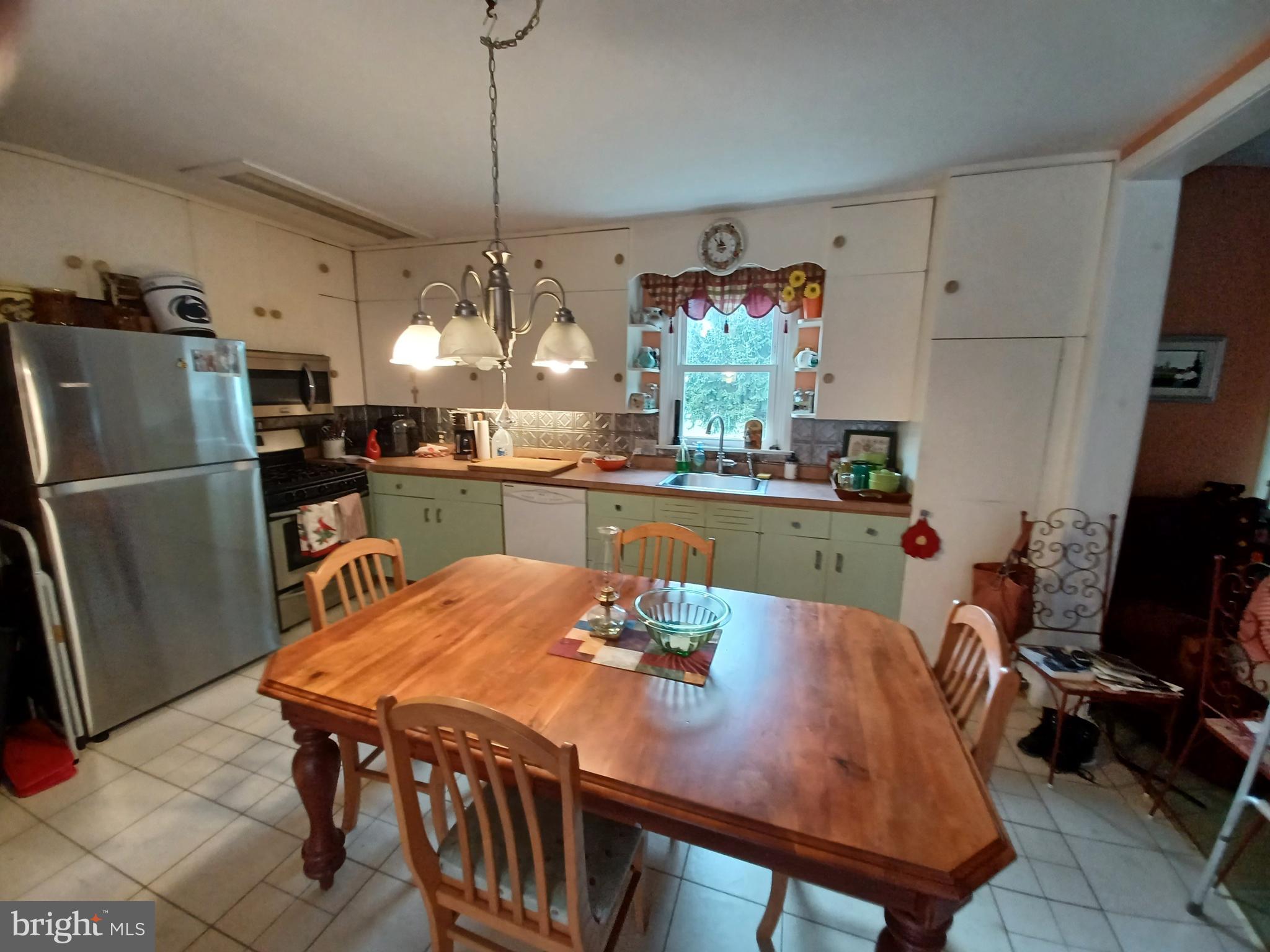 174 Niantic Road Barto, PA 19504 - Photo 8 of 35 Big eat in kitchen