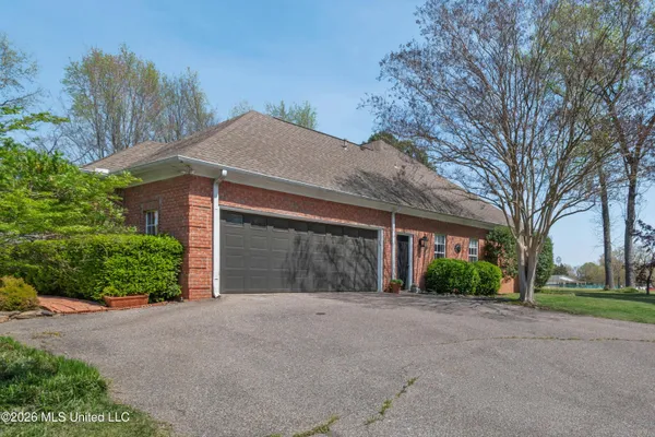 $399,900 | 650 Fairway Drive, Hernando, MS 38632