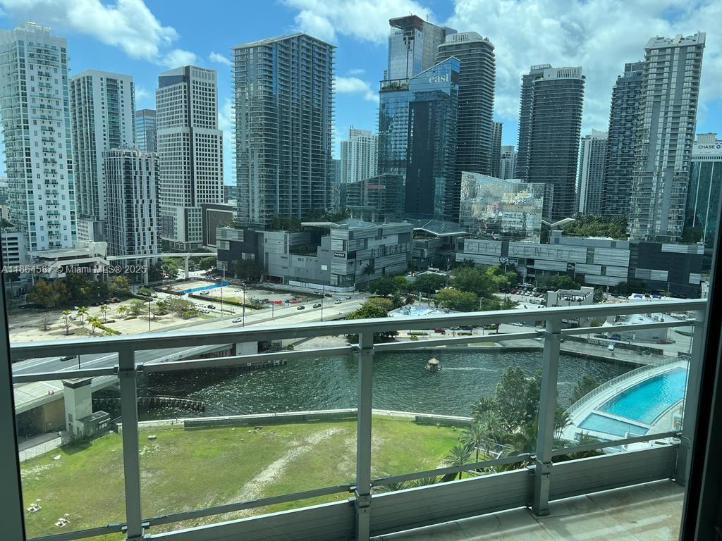 90 Southwest 3rd Street, Unit 2103 Miami, FL 33130 - Photo 24 of 31 a bathroom with sink mirror and tub