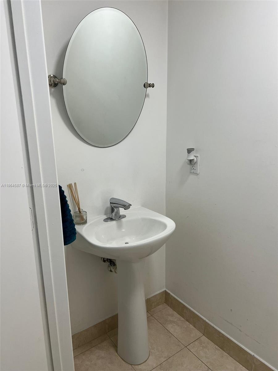 90 Southwest 3rd Street, Unit 2103 Miami, FL 33130 - Photo 10 of 31 a bathroom with a sink and mirror