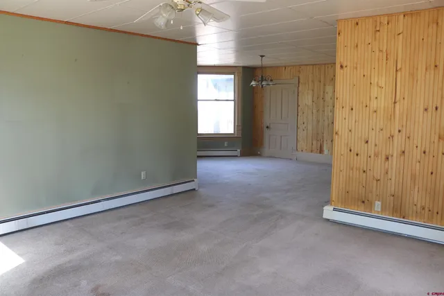 a view of empty room with window