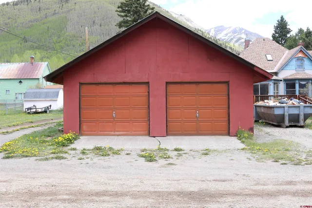 a view of a backyard with a cabin