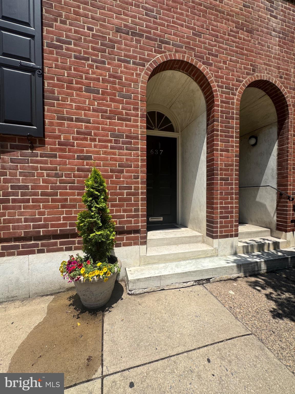 637 Spruce Street Philadelphia, PA 19106 - Photo 2 of 12 Classic arched entry.