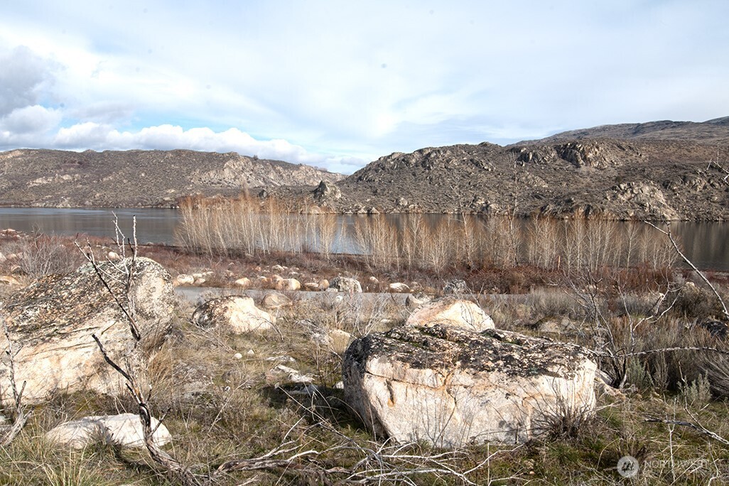 -nna Nna Loop Pateros, WA 98846 - Photo 14 of 37 a view of lake with green space