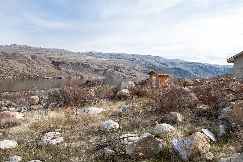-nna Nna Loop Pateros, WA 98846 - Photo 22 of 37 an aerial view of houses covered in trees