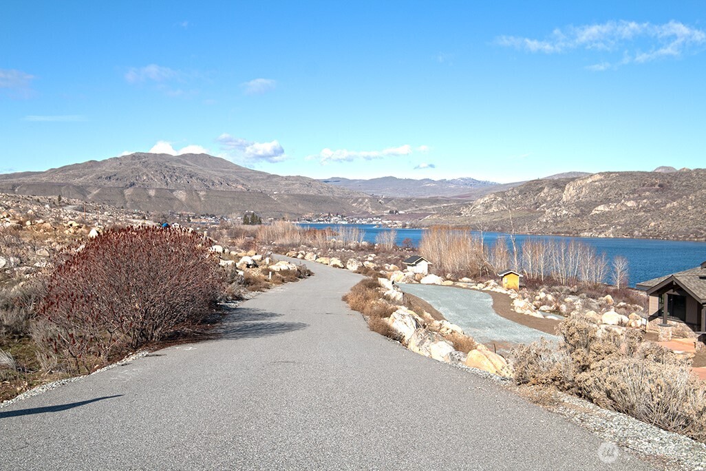 -nna Nna Loop Pateros, WA 98846 - Photo 30 of 37 a view of a terrace with a lake view