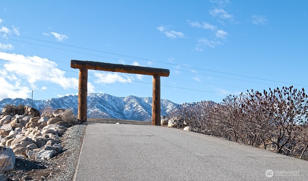 -nna Nna Loop Pateros, WA 98846 - Photo 31 of 37 a view of a road from a balcony