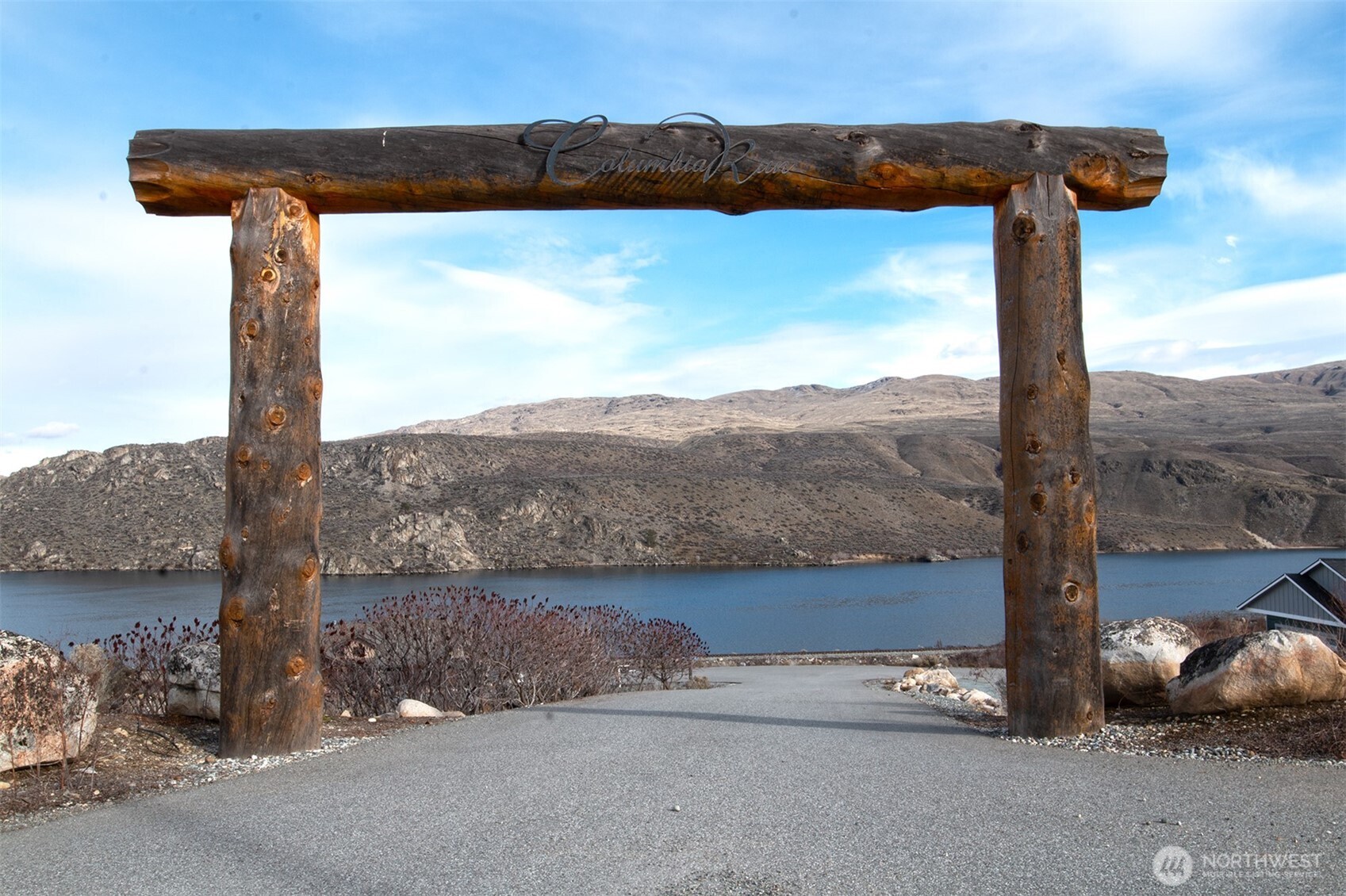 -nna Nna Loop Pateros, WA 98846 - Photo 32 of 37 a view of a street with a building in the background