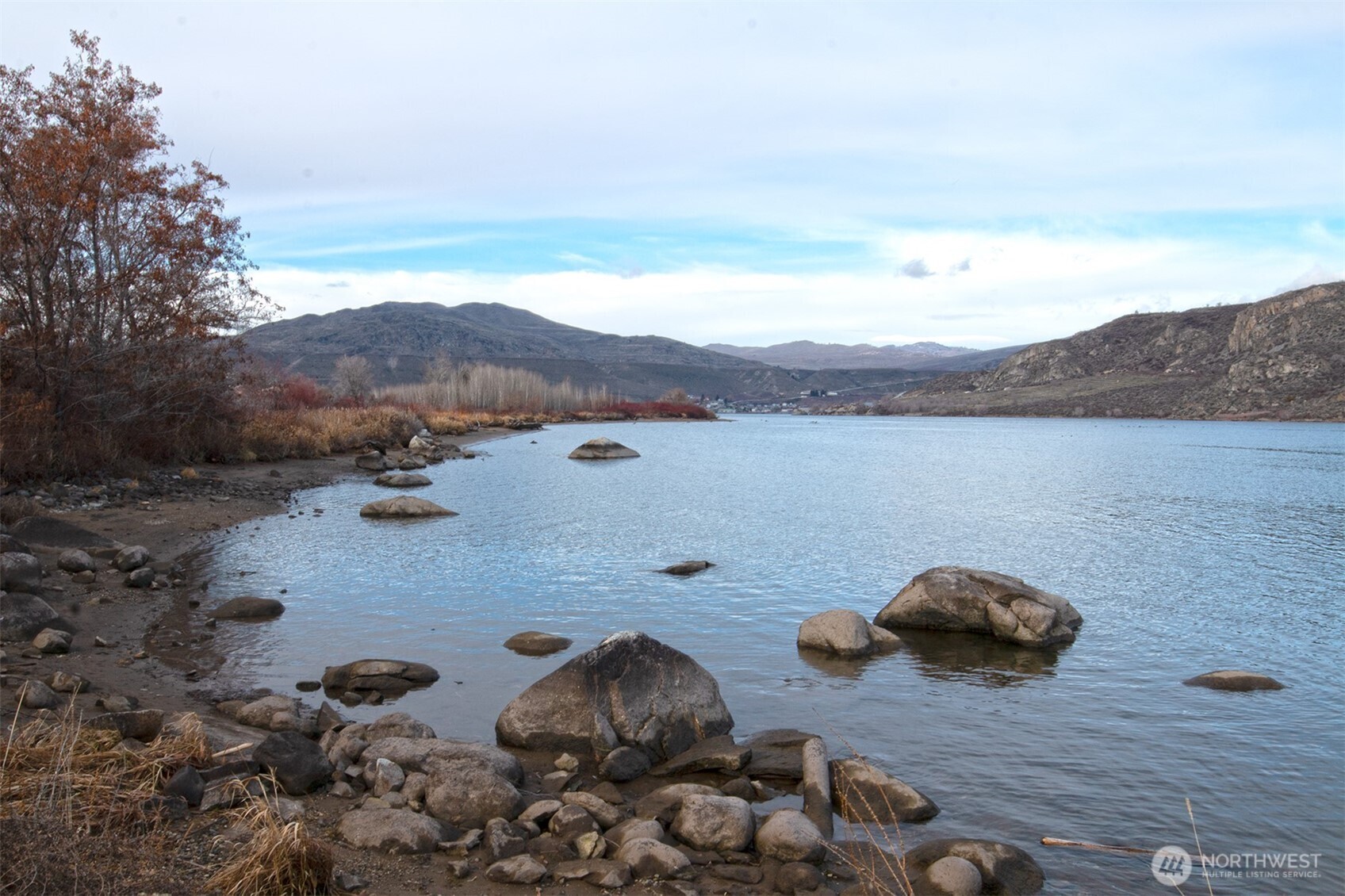 -nna Nna Loop Pateros, WA 98846 - Photo 35 of 37 a view of a lake with a mountain in the background