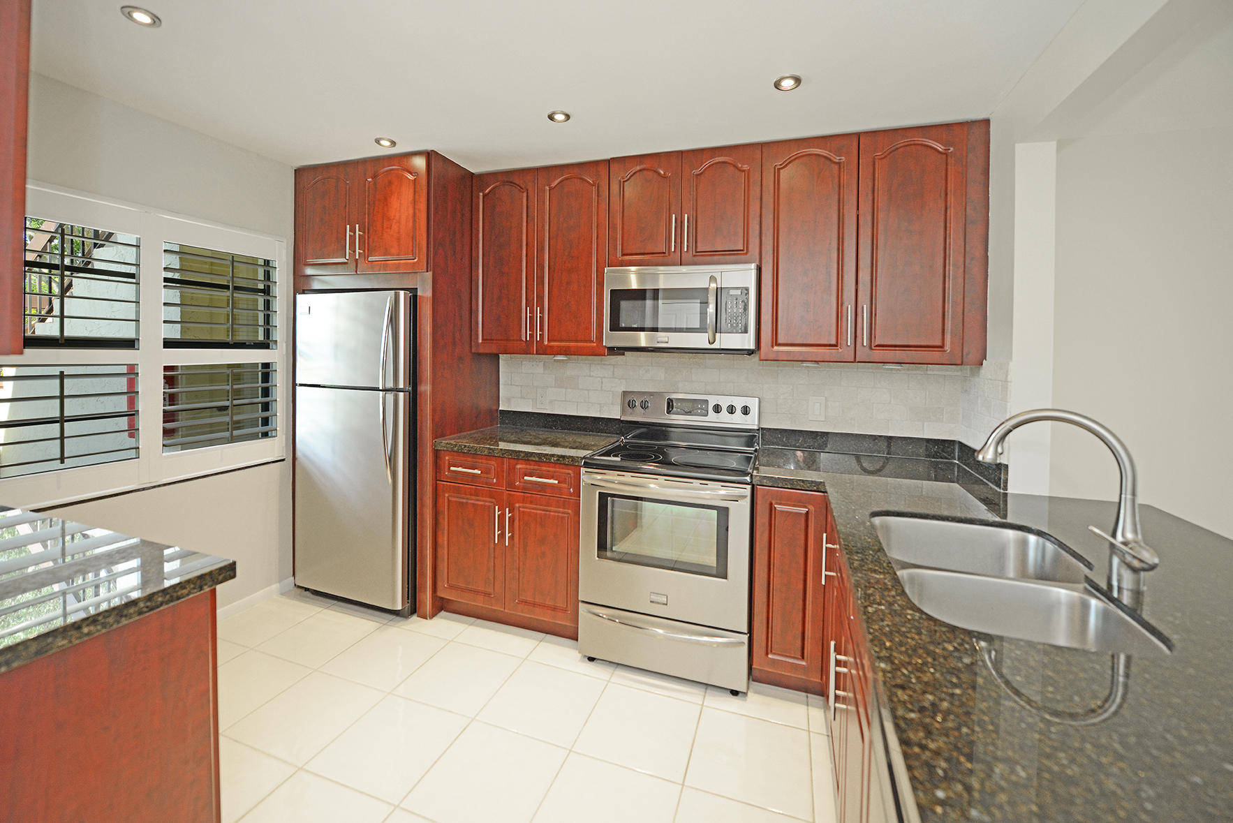 21755 Arriba Real, Unit 29E Boca Raton, FL 33433 - Photo 3 of 33 Open Kitchen