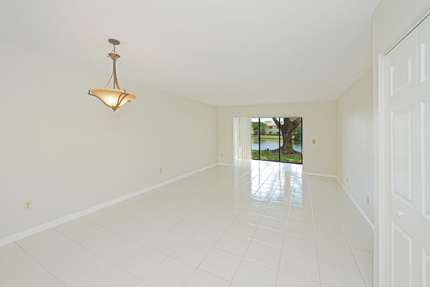 21755 Arriba Real, Unit 29E Boca Raton, FL 33433 - Photo 4 of 33 Dining - Living Area