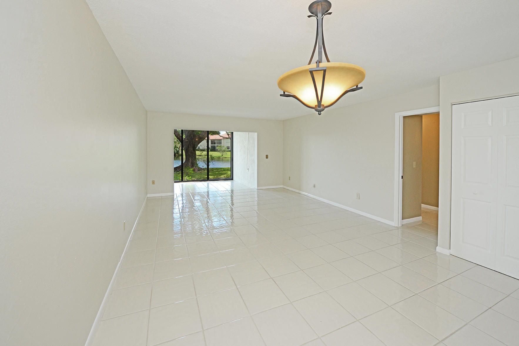21755 Arriba Real, Unit 29E Boca Raton, FL 33433 - Photo 5 of 33 Dining - Living Area