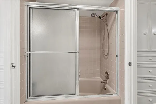 a en suite bathroom with a sink mirror and