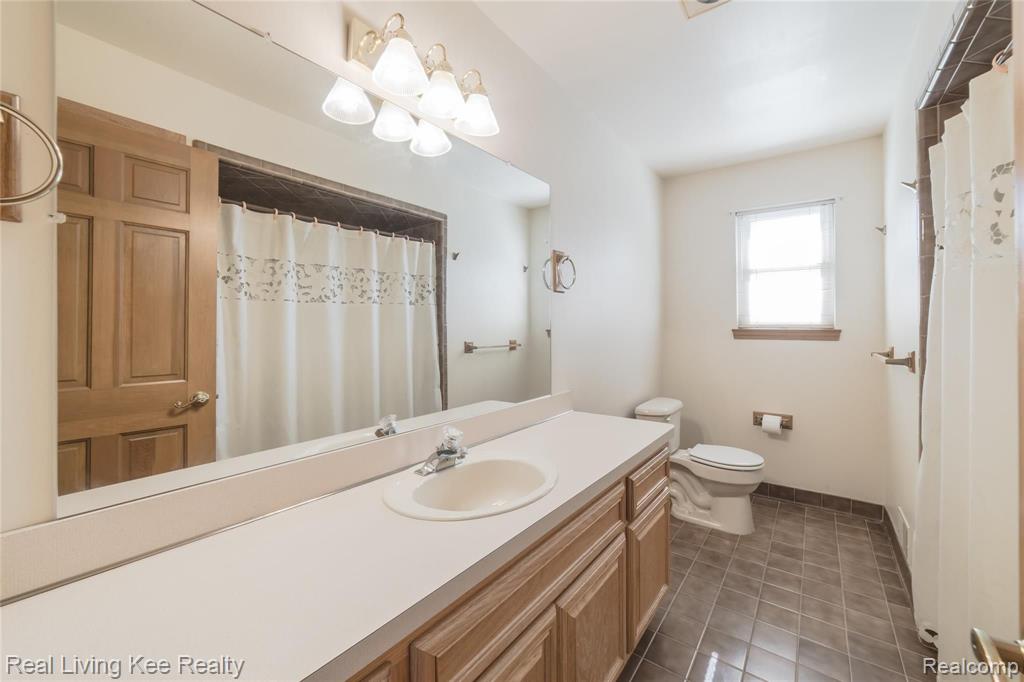 1242 Ruby Avenue Rochester Hills, MI 48309 - Photo 22 of 35