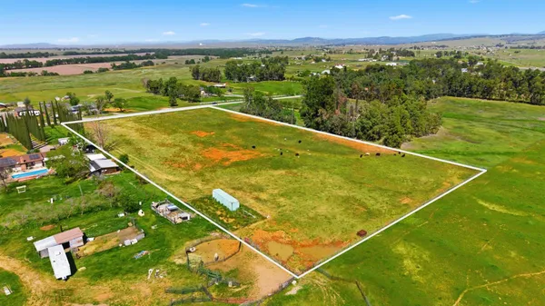 a view of a tennis court