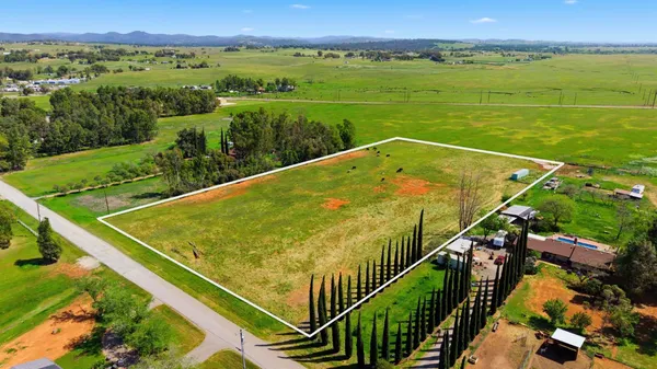 a view of a tennis court