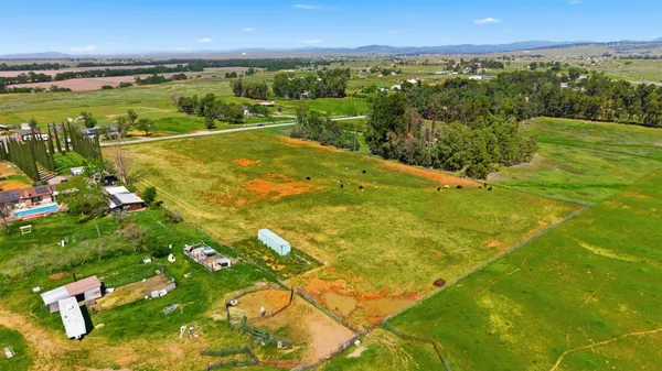 a view of an outdoor space