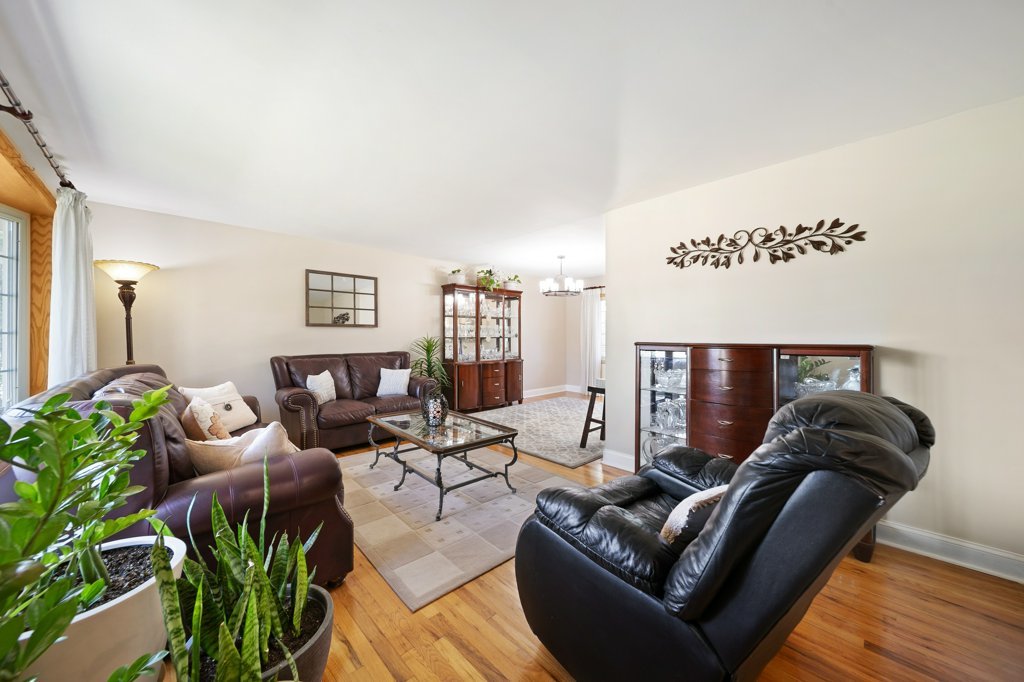 365 West Myrick Avenue Addison, IL 60101 - Photo 7 of 49 a living room with furniture and a potted plant