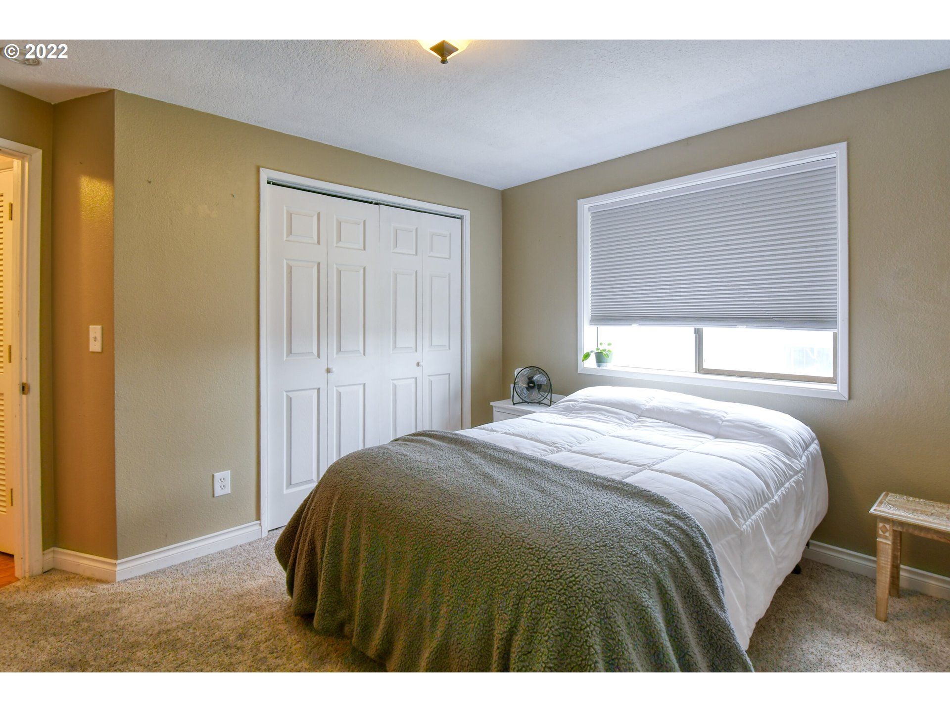 817 Southwest 10th Street Pendleton, OR 97801 - Photo 17 of 25 a bedroom with a bed and a window