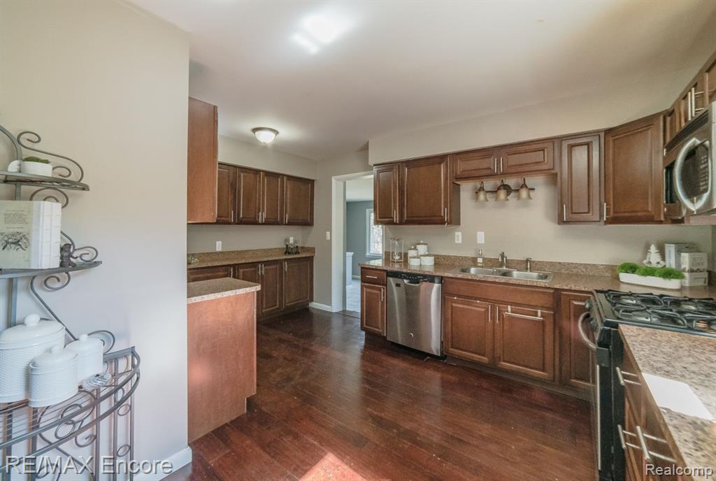 435 Rivard Boulevard Waterford, MI 48327 - Photo 11 of 37