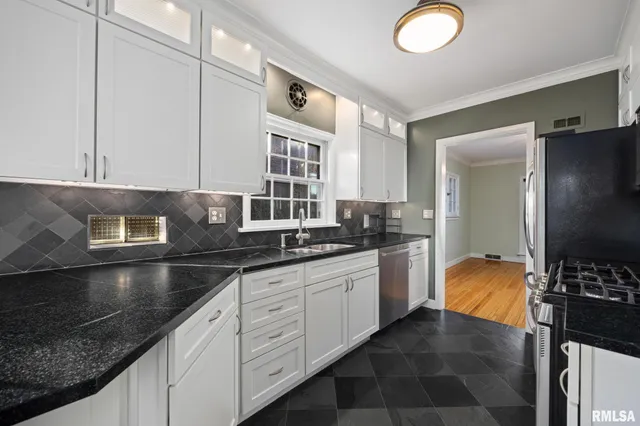 $239,000 | 408 West Forrest Hill Avenue, Peoria, IL 61604