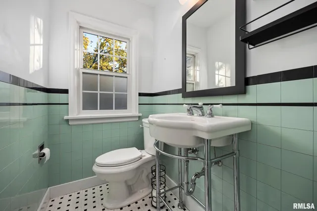 $239,000 | 408 West Forrest Hill Avenue, Peoria, IL 61604