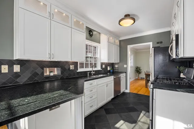 $235,000 | 408 West Forrest Hill Avenue, Peoria, IL 61604