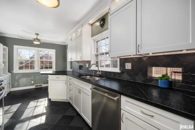 $235,000 | 408 West Forrest Hill Avenue, Peoria, IL 61604