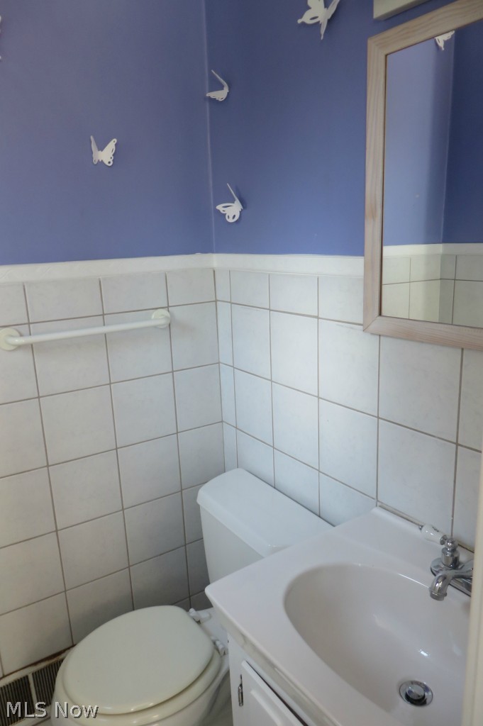 1195 Dorsh Road Cleveland, OH 44121 - Photo 5 of 21 First Floor half bath